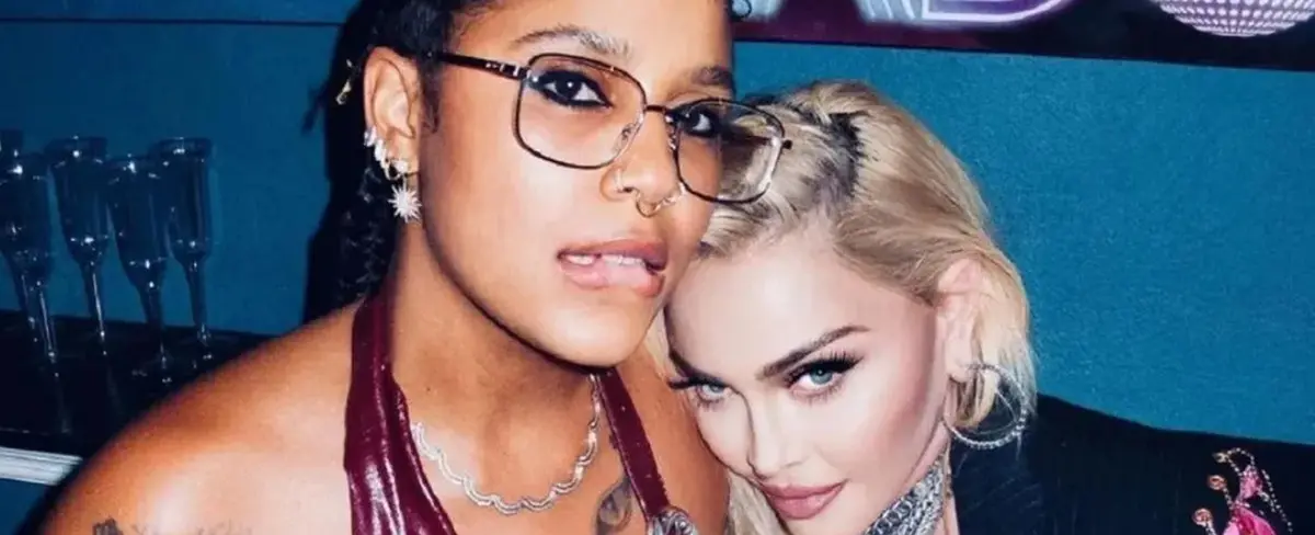 Madonna le roba apasionado beso a Tokischa en el Madison Square Garden
