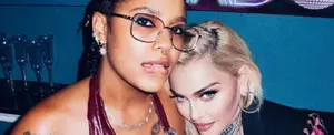 Madonna le roba apasionado beso a Tokischa en el Madison Square Garden