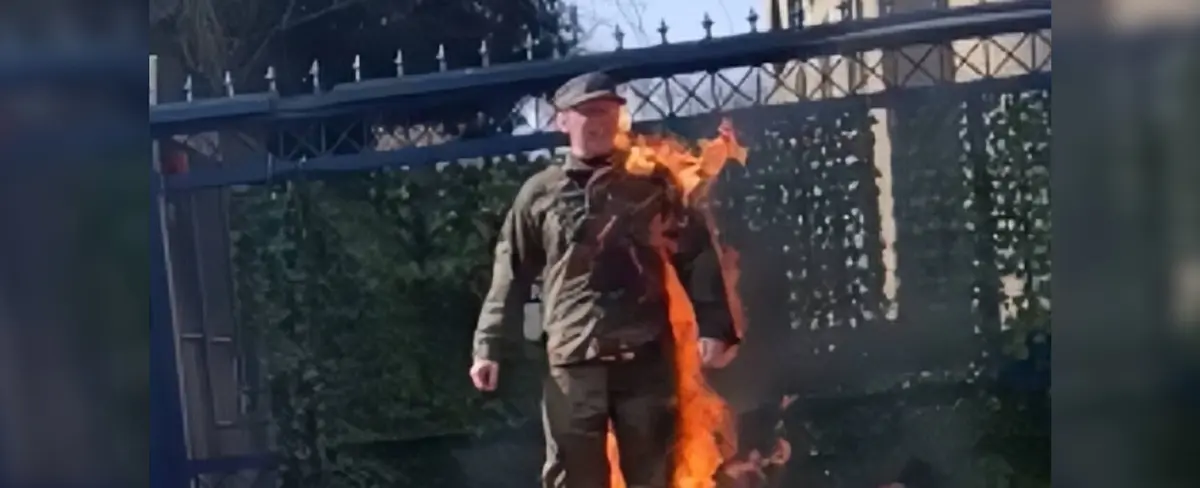 Soldado estadounidense se prende fuego en rechazo a los ataques en Gaza