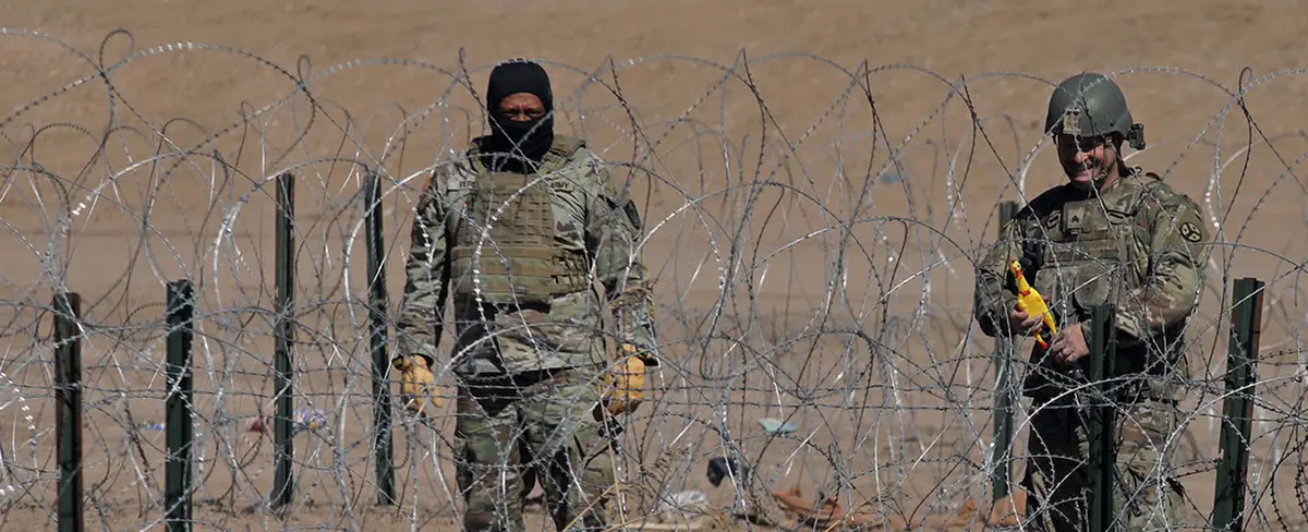 Texas construye una base militar en la frontera con México