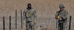 Texas construye una base militar en la frontera con México
