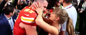 Travis Kelce 'le pone los cuernos' a Taylor Swift con varias mujeres en Las Vegas