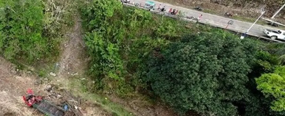 Cae camión a barranco y deja 15 personas muertas en Filipinas
