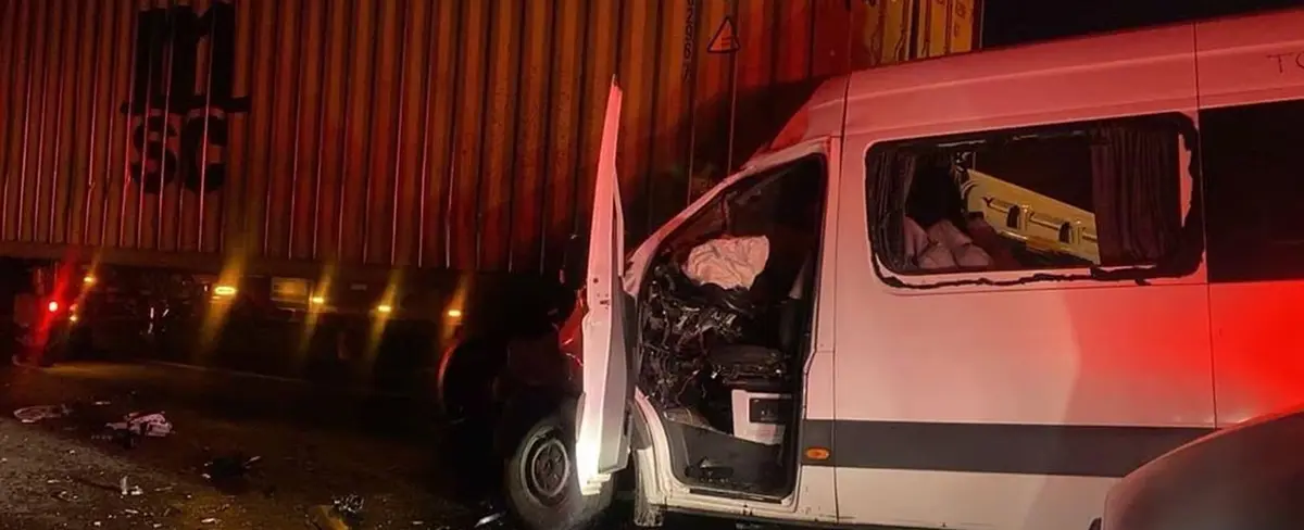 En México una camionta choca con tráiler dejando 10 personas muertas