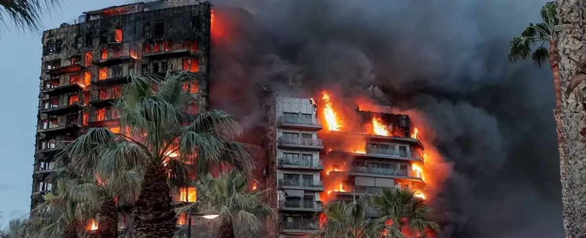Cuatro muertos y 14 heridos deja fuerte incendio en un edificio en Valencia
