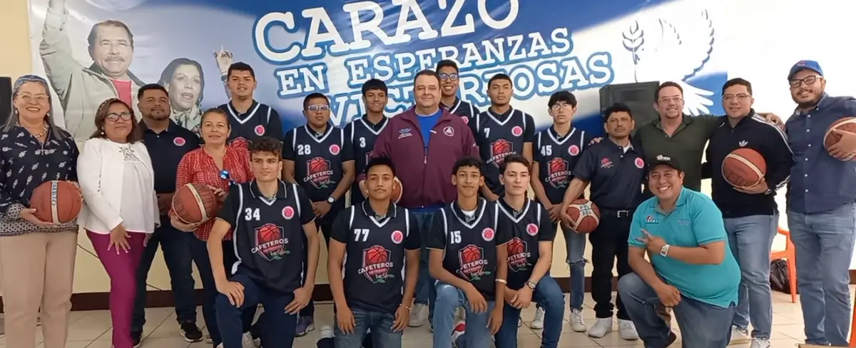 Alcaldías entregan uniformes a equipo Cafeteros de Carazo básquetbol