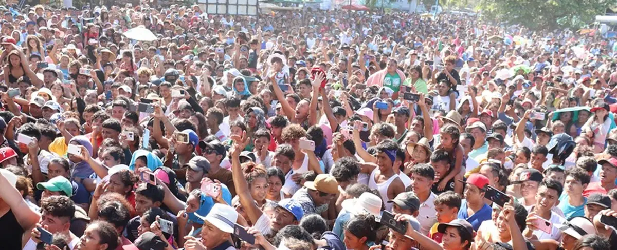 Granada recibe a miles de veraneantes con el popular Fiestón Playero
