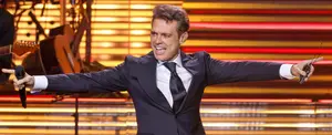 VIDEO: Luis Miguel da concierto con un ayudante siguiéndolo con un paraguas