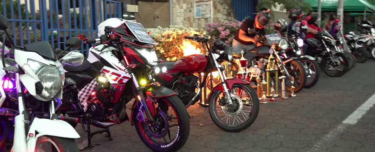 Espectacular exhibición de autos y motos modificadas en Managua