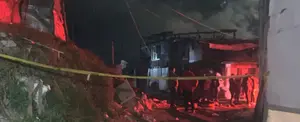 Voraces llamas de incendio en Bogotá deja cenizas al menos 70 casas