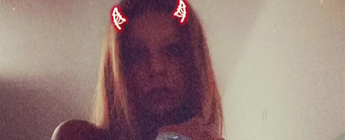 A machetazos joven adoradora del diablo mata a sus padres