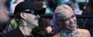 ¡Para derretirse de amor! Karol G y Feid se dan su primer beso en público