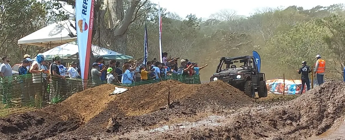 Rugen los motores en competencia de vehículos 4x4 en Diriamba