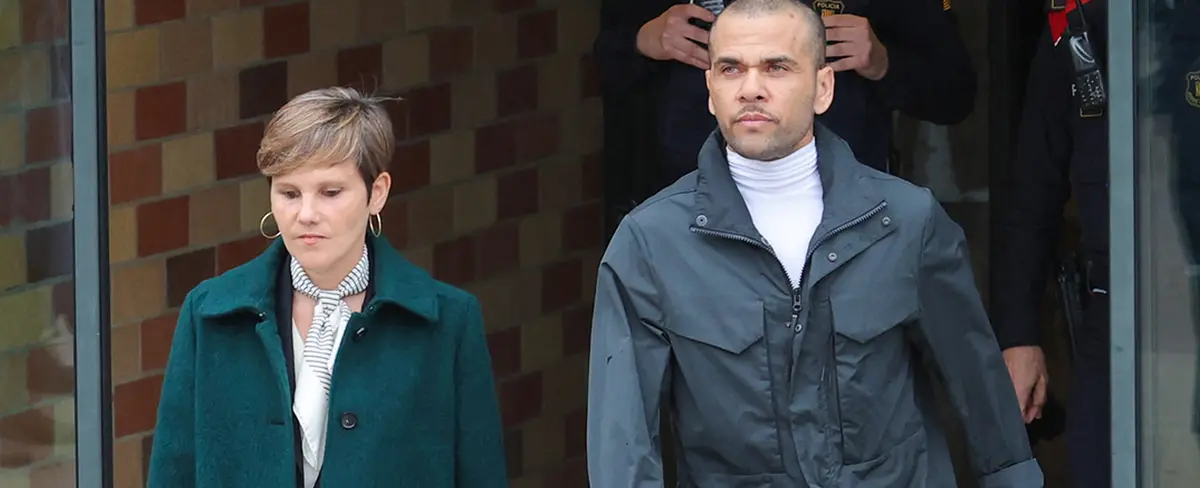 Sale de la cárcel el exfutbolista brasileño Dani Alves tras pagar millonaria fianza