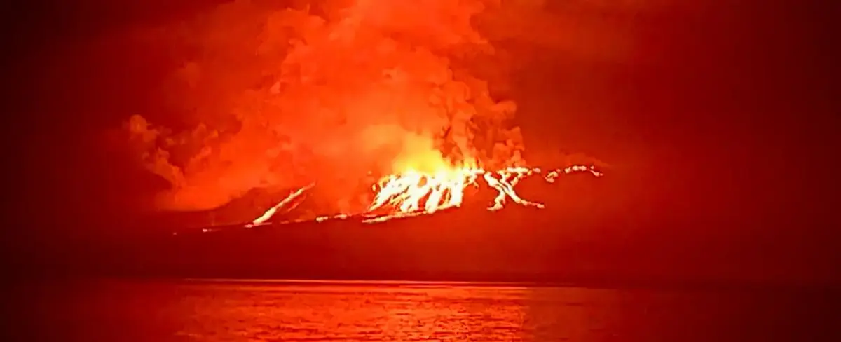 Volcán La Cumbre entra en erupción en las islas Galápagos de Ecuador
