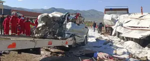 Colisión frontal entre un tractocamión y un miniván deja 14 muertos en Bolivia