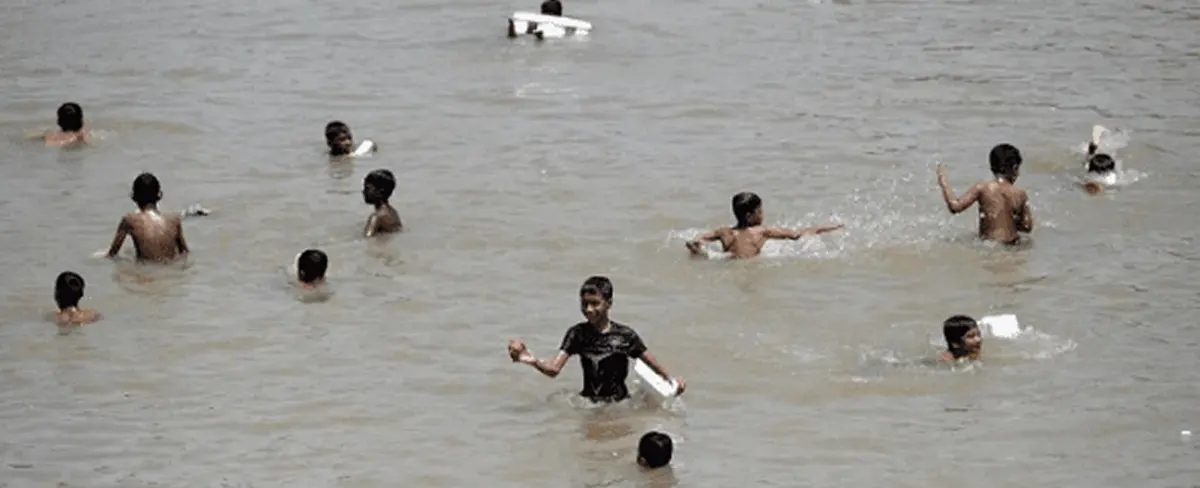 Estudiantes no asisten a clases por calor extremo en Bangladés