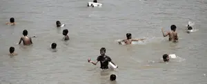Estudiantes no asisten a clases por calor extremo en Bangladés