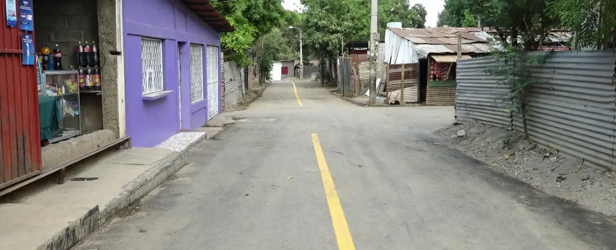 Familias del barrio Lomas de Guadalupe estrenan 11 calles asfaltadas