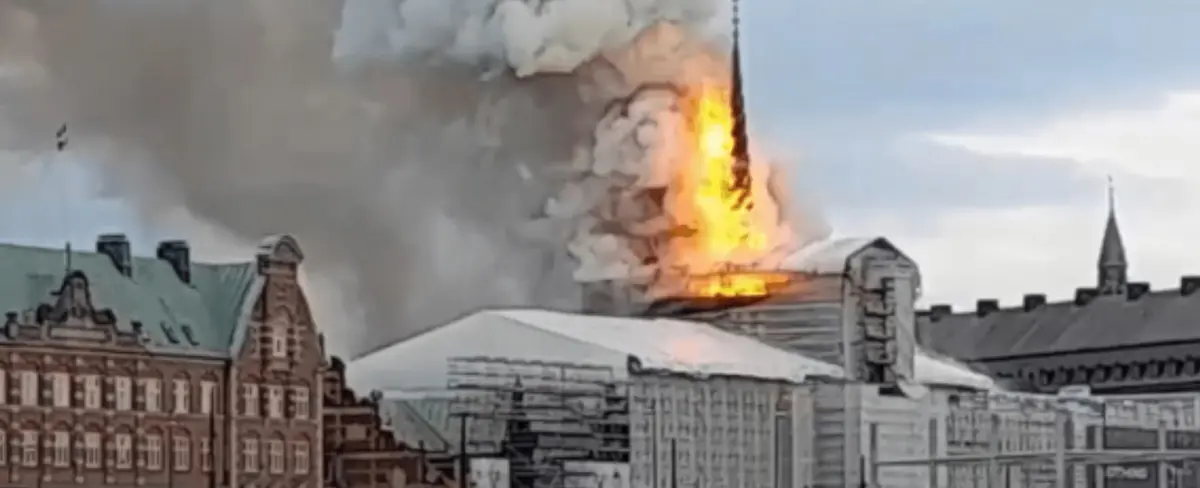 Incendio arrasa con la antigua bolsa de valores de Copenhague