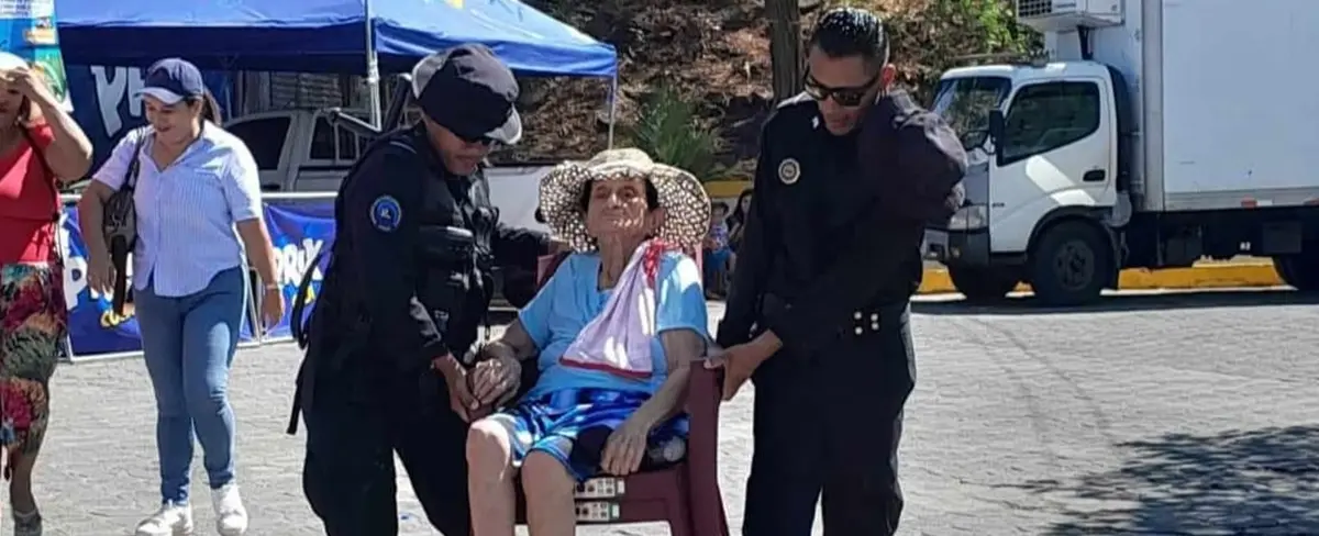 Policías se vuelven virales al ayudar a una anciana en playa La Boquita