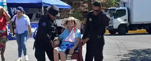 Policías se vuelven virales al ayudar a una anciana en playa La Boquita