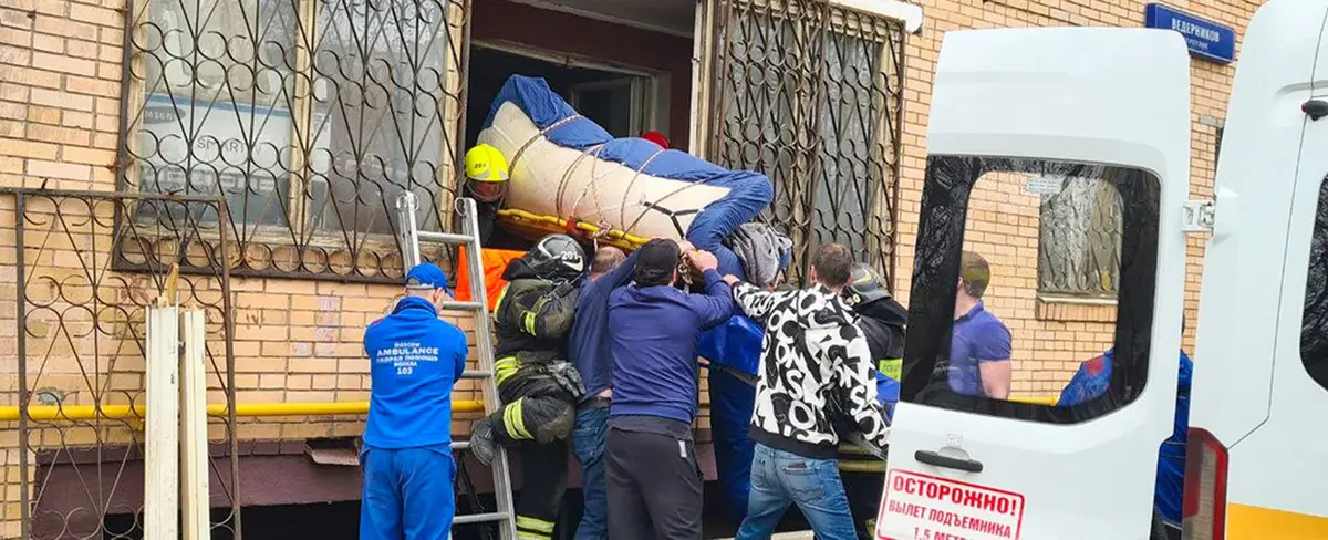 VIDEO: Evacúan a un hombre de 300 kg de un apartamento en Rusia