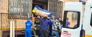 VIDEO: Evacúan a un hombre de 300 kg de un apartamento en Rusia