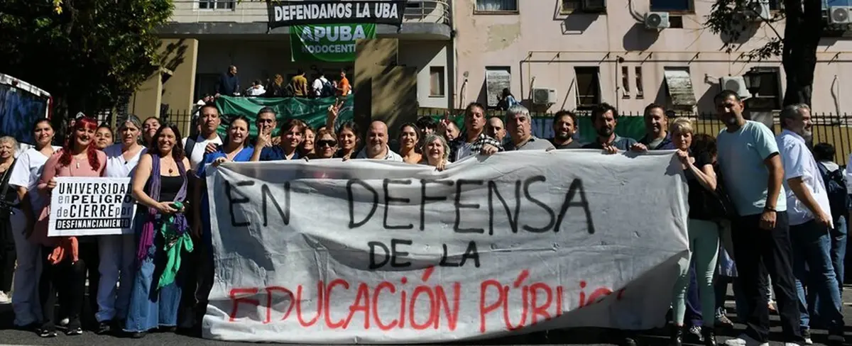 Masiva marcha de estudiantes y sindicatos en Argentina en defensa de la educación