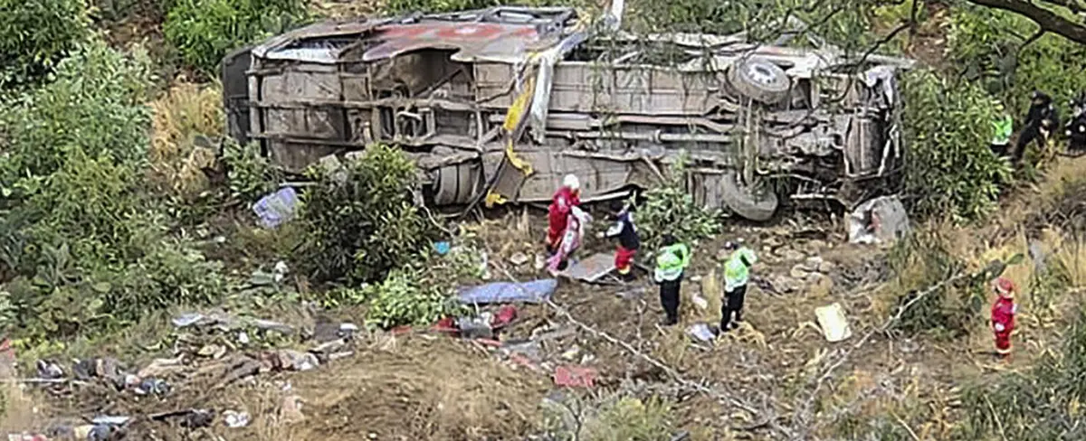Más de 20 personas fallecidas tras caída de bus a un precipicio en Perú