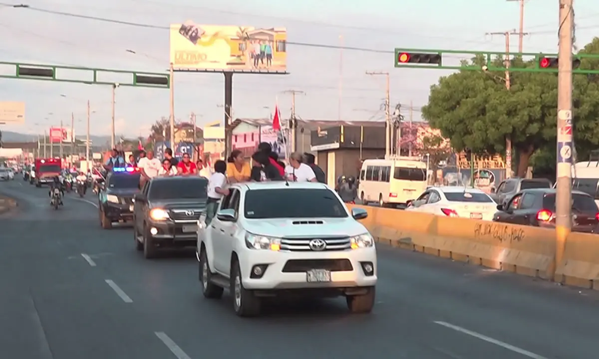 Familias del Distrito V de Managua participan de alegre caravana en celebración de la Paz