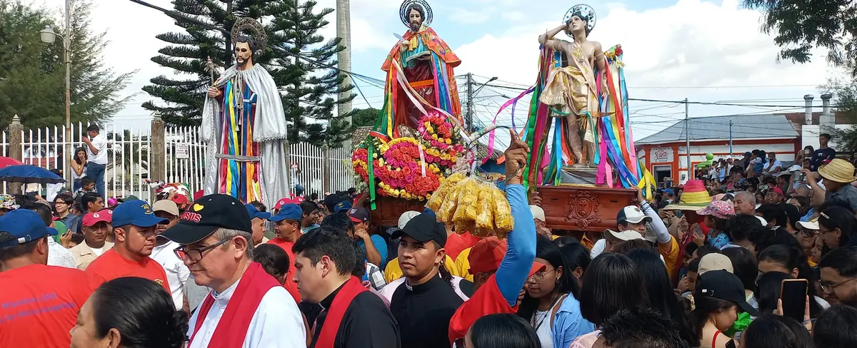 Con sones de chicheros, familias de San Marcos celebran tradicional tope de santos