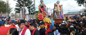 Con sones de chicheros, familias de San Marcos celebran tradicional tope de santos