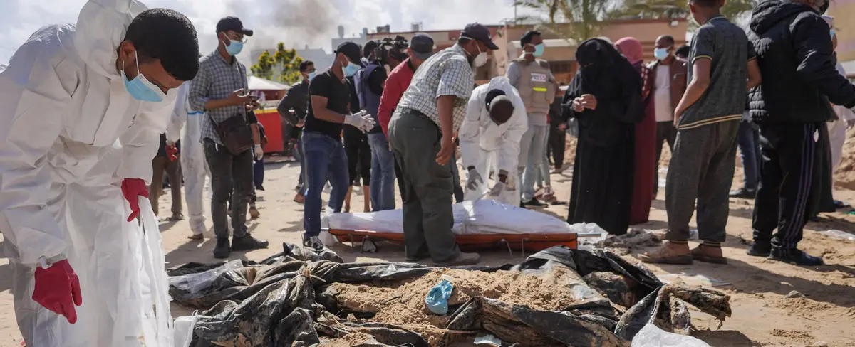 Encuentran una fosa común en el patio de un hospital al sur de Gaza