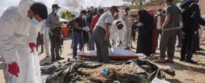 Encuentran una fosa común en el patio de un hospital al sur de Gaza
