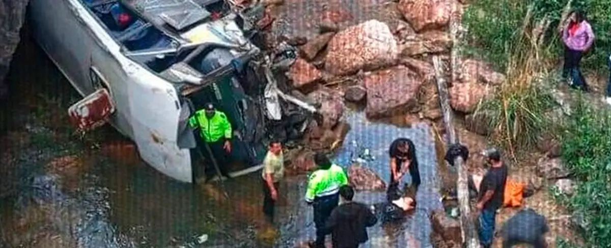 Tres muertos y otras 14 personas heridas deja accidente de tránsito en Ecuador