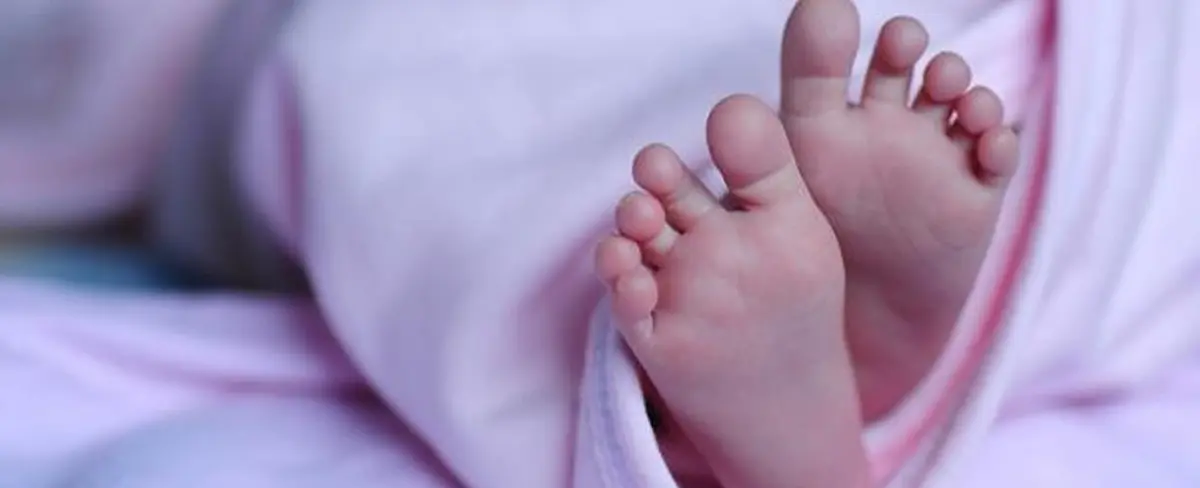 Milagrosamente recién nacida sobrevive tras ser enterrada viva por su madre