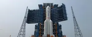 China lanza misión para explorar el lado oculto de la Luna
