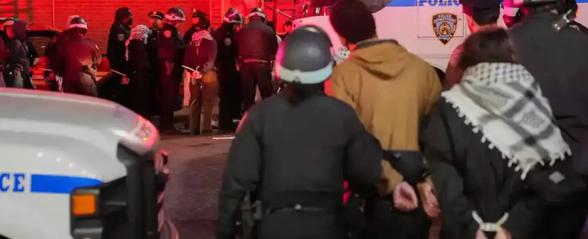 Policía arresta a 300 manifestantes propalestinos en universidades en Nueva York