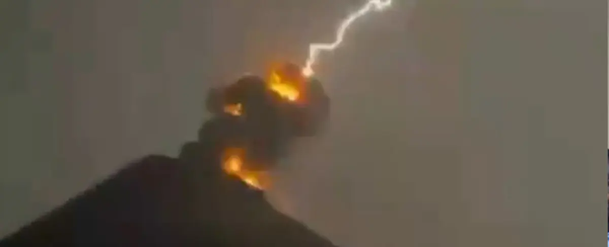 ¡Impresionante! Rayo impacta durante la erupción del volcán más activo en Guatemala
