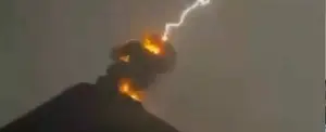 ¡Impresionante! Rayo impacta durante la erupción del volcán más activo en Guatemala