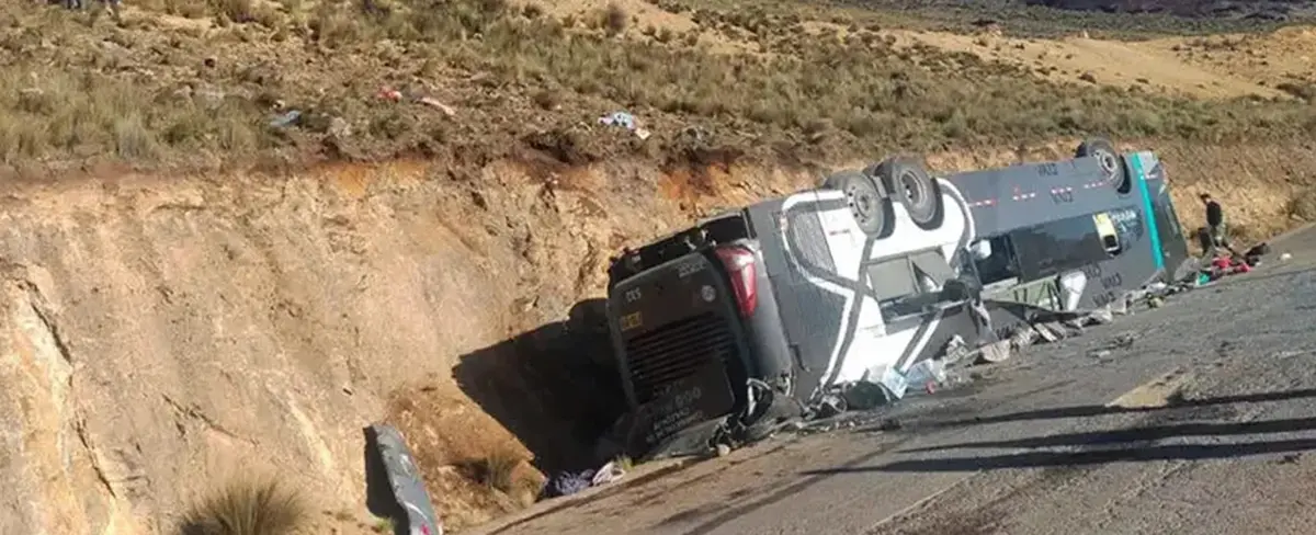 Trágico accidente de autobús deja 13 muertos en Perú