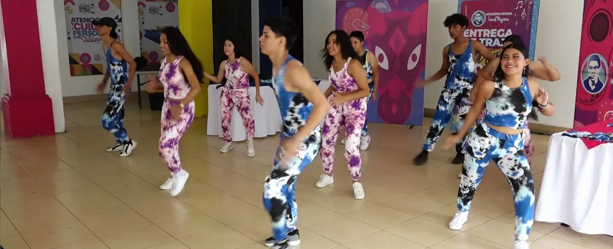 Agrupaciones de danza urbana reciben trajes para promover sus talentos