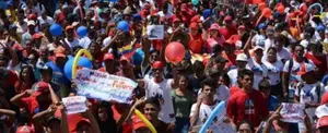 Estudiantes inundan Caracas exigiendo fin a las sanciones de EE.UU.