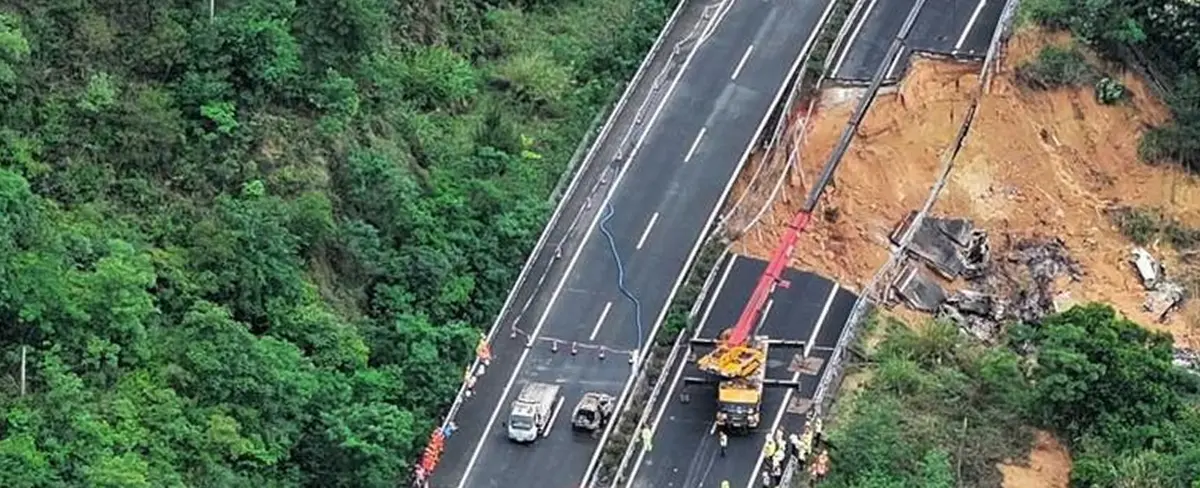 Al menos 24 muertos y 30 heridos en el derrumbe de una autopista en China