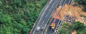 Al menos 24 muertos y 30 heridos en el derrumbe de una autopista en China