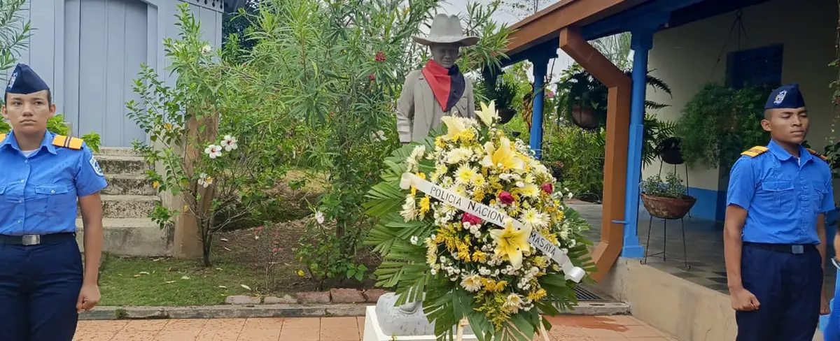 Policía de Niquinohomo rinde homenaje al general Sandino
