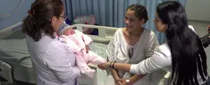 Entregan regalo a las primeras madres en dar a luz el 30 de mayo en Managua