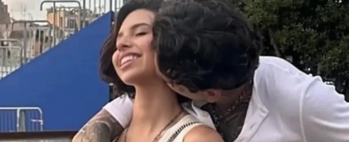 ¡La trae loca de amor! Ángela Aguilar se tatuó las iniciales de Christian Nodal