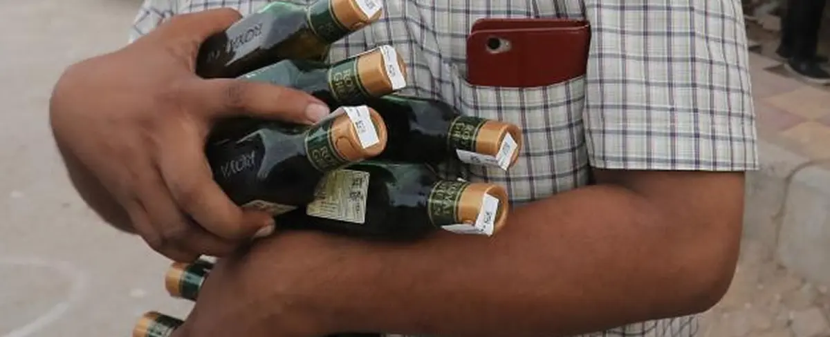 Consumo de alcohol adulterado en la India deja 47 personas muertas